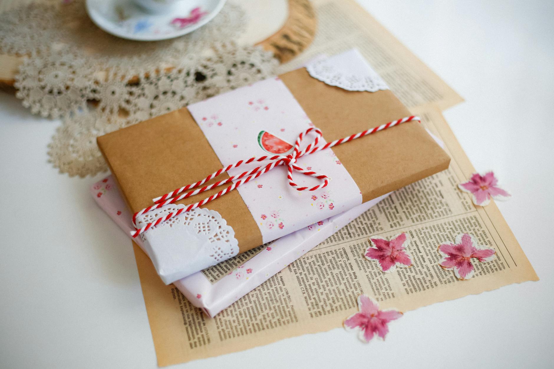 https://www.pexels.com/photo/beautifully-wrapped-gift-with-floral-decor-29073356/
